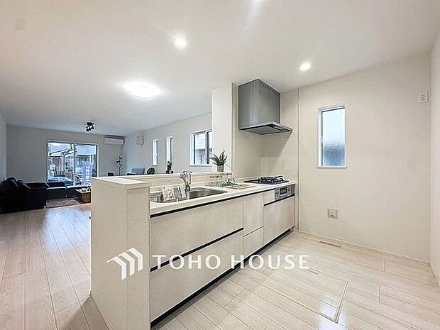 「キッチン」お部屋の雰囲気に溶け込む、インテリアの一部のようなオープンキッチンです。リビングにいるご家族とのおしゃべりを楽しみながらの作業が可能です。(1号棟)