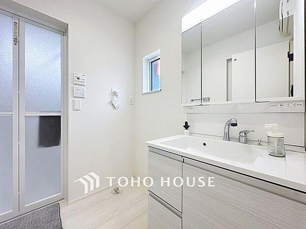 「明るく換気のしやすい洗面室」湿気の多くなりやすい洗面所も、窓があることで換気が可能なので気持ちよくお使い頂けます。(1号棟)