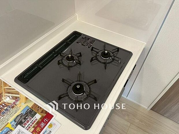 見た目に美しく使いやすさにも優れ、吹きこぼれ等のお掃除も簡単。3口コンロで忙しくても同時に調理ができるので便利ですね。