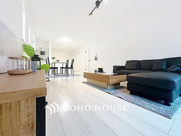 「団欒の場」忙しい朝でも、しっかり家族が揃って食事をして頂けるゆとりある大きさのダイニングスペース。手料理をテーブルで囲む素敵な時間を存分に愉しんで下さい。(1号棟)