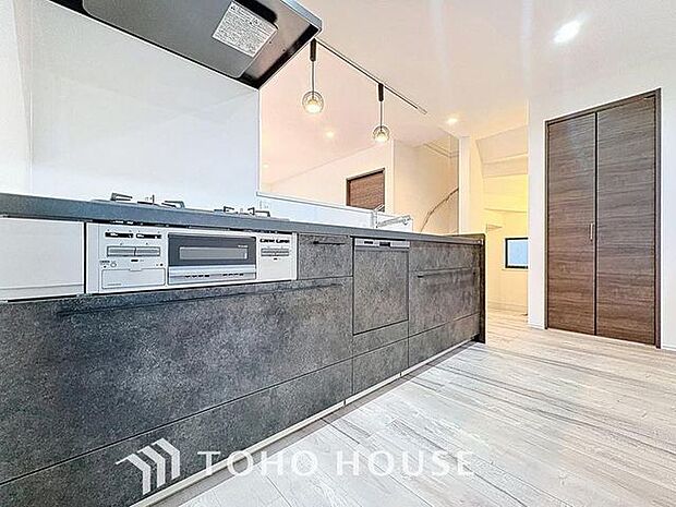 「家事時短の叶うキッチン◎」効率よくお料理ができる3口コンロ・食洗機・出し入れしやすいスライド収納を完備したシステムキッチン。確かな機能性を実感頂けます。