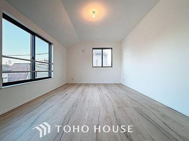 「8.7帖。ゆとりの主寝室。」主寝室は十分な広さに加えて、快適に目覚められるよう、大きな採光窓を設けました。