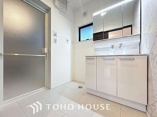 「窓あり×洗面所」湿気の多くなりやすい洗面所も、窓があることで換気が可能なので気持ちよくお使い頂けます。