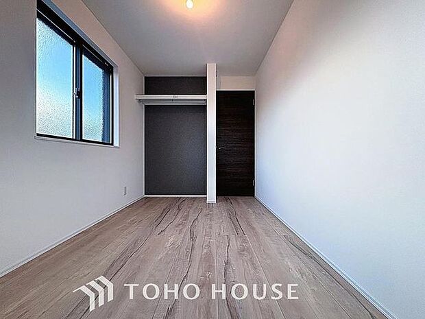 「オープンラックの居室」扉を設けず、あえてオープンスタイルにすることで、魅せる収納にしました。何気ない毎日を、効率的かつ新鮮に彩ります。