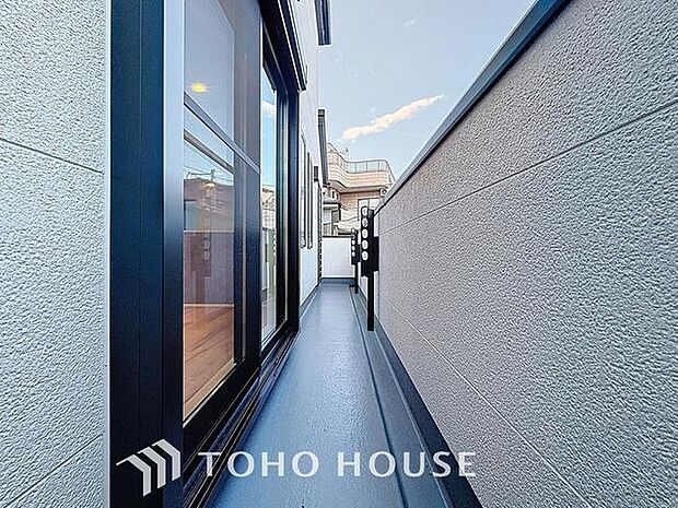 「開放感感じるバルコニー」頬をなでる優しい風を感じることが出来るバルコニー。つい深呼吸をしたくなる気持ちの良い眺望はこのお部屋の自慢です。