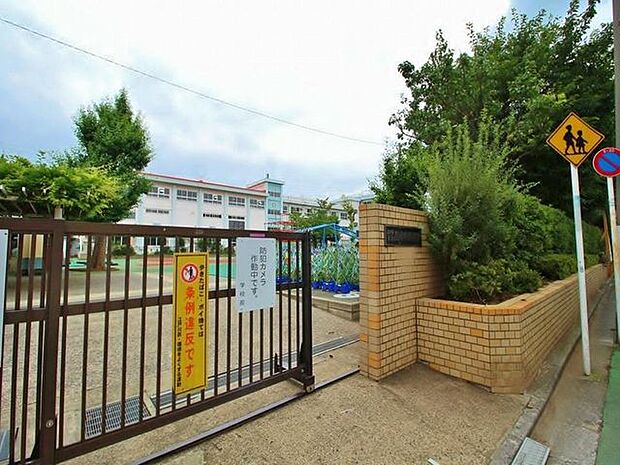 徒歩6分。江戸川区立西小岩小学校まで約350m。 420m