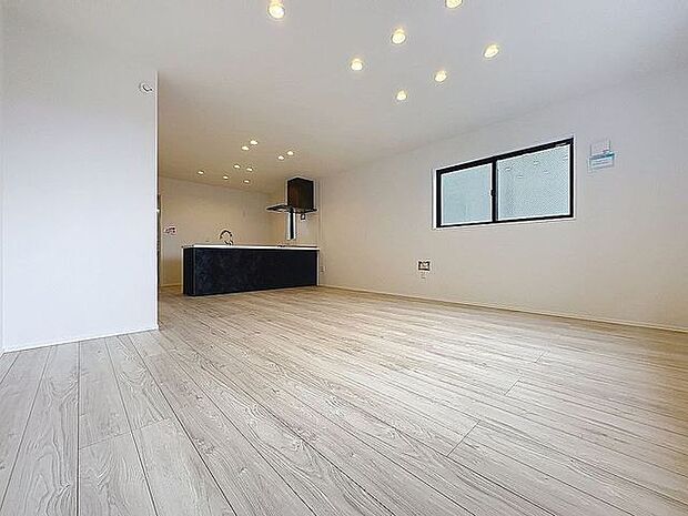 「リビングダイニング」柔らかな色合いが優しい雰囲気のお部屋は、格別の居心地の良さを感じて頂けます。採光窓から零れる陽光に癒されてください。