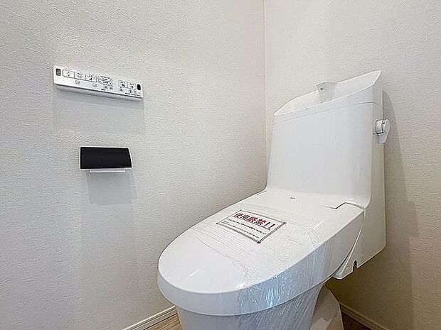 「温水洗浄便座付きトイレ」トイレは快適な温水洗浄便座付です。清潔感のあるホワイトで統一しました。いつも清潔な空間であって頂けるよう配慮された造りです。