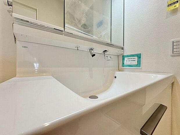 「洗面台」大きな鏡で朝の準備もばっちり。収納も多く、洗剤など日用品の保管にも便利です。