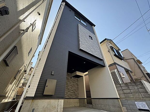 「3階建ての外観」今日も、明日も、この街で、きっと誰かがしあわせになる物語が描かれていくはずです。同じ風景が毎日365日、まったく違う顔を見せてくれる。爽快な風も毎日やさしく頬をなででくれます。