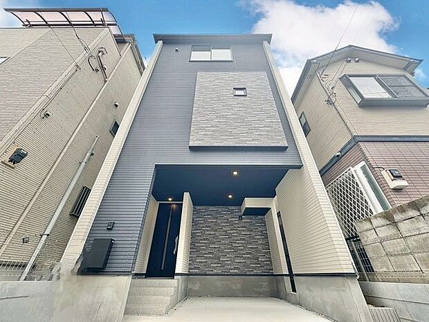 「~3階建て4LDK~」18帖超えのLDK、豊富な収納、生活を彩る設備など、プラスワンのポイントが詰まった邸宅です。