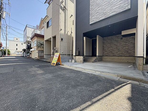 「前面道路」街並みや周辺の環境に呼応しながら、美しく、そして毎日の暮らしを考慮した機能性の高い住まい。