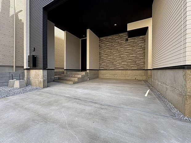 「ビルトインガレージ」車を風雨からしっかりと守ってくれるビルトインガレージです。車を外部に晒さないので風雨だけではなく様々なトラブルに遭いにくく、車好きの方にも安心していただけます。