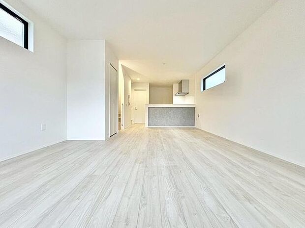 「リビング階段でコミュニケーションがとりやすい空間設計。」穏やかな光が明るくリビングルームを包みます。心地よい空間が、ご家族のかけがえのない時間に優しく寄り添います。