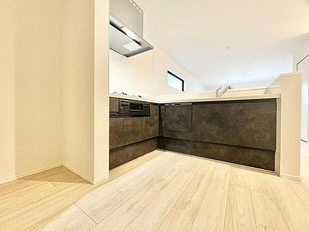 「使いやすさを重視したキッチンスペース。」作業スペースを多くとったキッチン。調理がしやすく余裕の広さです。調理器具等がすっきりと片付く収納力を備えています。