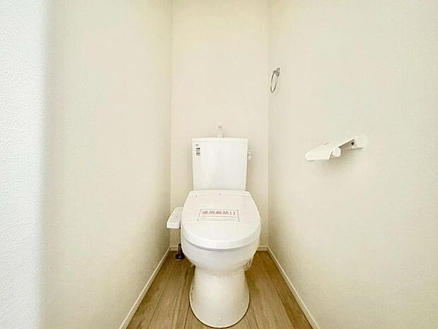 「温水洗浄便座付きトイレ」トイレは快適な温水洗浄便座付です。清潔感のあるホワイトで統一しました。いつも清潔な空間であって頂けるよう配慮された造りです。