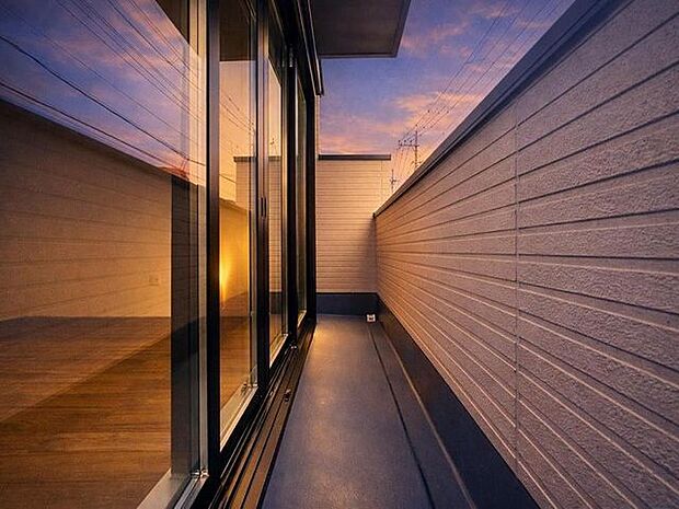 「開放感感じるバルコニー」頬をなでる優しい風を感じることが出来るバルコニー。つい深呼吸をしたくなる気持ちの良い眺望はこのお部屋の自慢です。