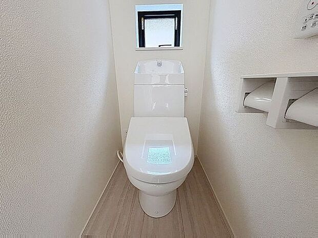 「温水洗浄便座付きトイレ」トイレは快適な温水洗浄便座付です。清潔感のあるホワイトで統一しました。いつも清潔な空間であって頂けるよう配慮された造りです。