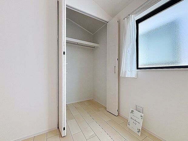 「収納」居室にはクローゼットを完備し、自由度の高い家具の配置が叶うシンプルな空間です。お子様の成長と必要になる子供部屋を与えるにはぴったりの間取りですね。