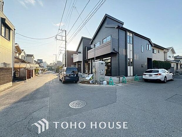 「前面道路含む外観」