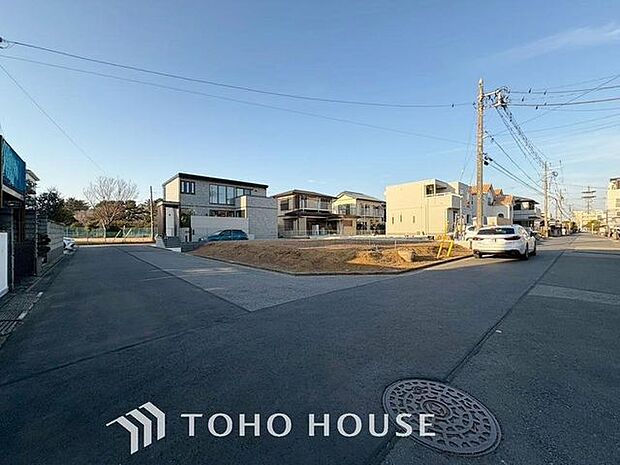 「前面道路含む外観」