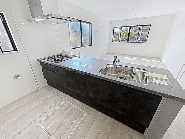 「カウンターキッチン。」キッチンスペースは、ゆとりの広さを確保。開放的な対面式キッチンなので、ご家族との会話を楽しうことはもちろん、お子様を見守りながら家事時間を進められます。