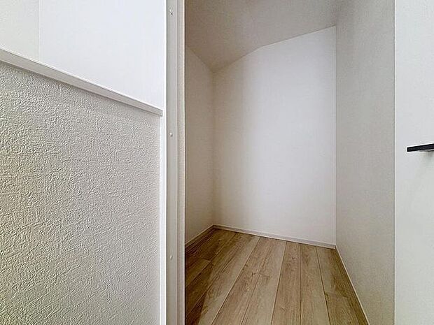 「ウォークインクローゼット」たっぷりと荷物が入るよう、ウォークインクローゼットを完備いたしました。