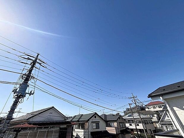 「穏やかな街並みの眺望」穏やかな街並みを一望しながら、爽やかな風と柔らかく降り注ぐ陽光を感じて頂けます。心地良い開放感が暮らしにゆとりと充足感をもたらします。