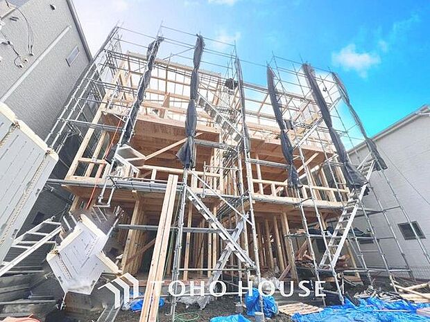 「2階建て3LDK。」住まい探しは街探し。みんなが街探しのポイントにしているのは何。　第1位は過半数が支持した納得の 「交通の利便性」。続いて3割以上の人が「住環境」と「公園、緑地の充実」です。