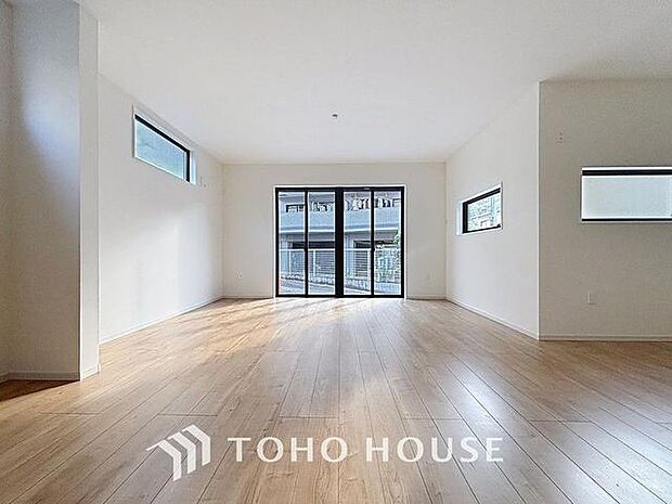 「憩いの場リビング」くつろぎを愉しむリビングルームは憩いの場となります。リビングとダイニングの空間機能を活かし、巧みに使い分ける発想が、ライフスタイルに新しいゆとりをもたらします。