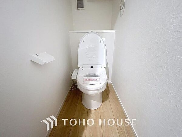 「温水洗浄便座付きトイレ」トイレは快適な温水洗浄便座付です。清潔感のあるホワイトで統一しました。いつも清潔な空間であって頂けるよう配慮された造りです。