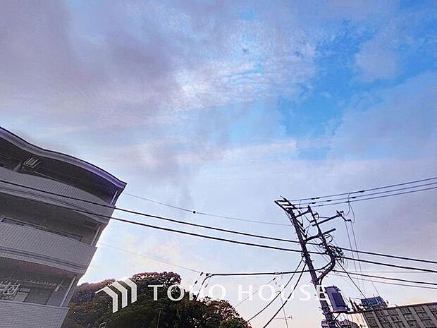 「穏やかな街並みの眺望」穏やかな街並みを一望しながら、爽やかな風と柔らかく降り注ぐ陽光を感じて頂けます。心地良い開放感が暮らしにゆとりと充足感をもたらします。