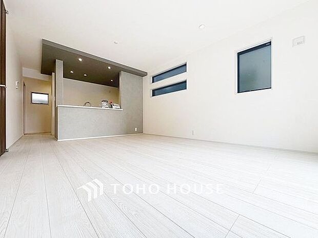 「リビングダイニング」家族の暮らしに思いを馳せて、日常のワンシーンを表現した空間。シンプルな機能美とスマートな空間美。家族みんなが自然体で過ごせる心地良さ生み出しています。（1号棟）