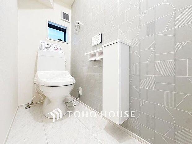 「ウォシュレット機能付き」優れた節水効果や汚れが付きにくい便座など、ほしかった機能が揃ったウォシュレット一体型トイレです。収納に便利な吊戸棚を備え付けています。（1号棟）