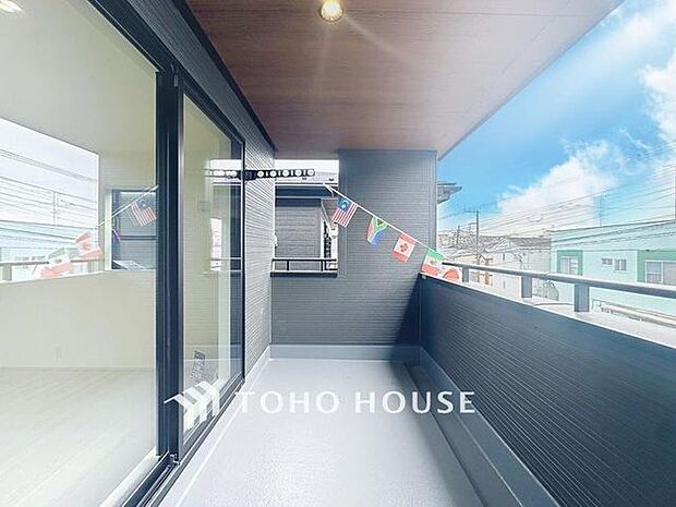 「バルコニー」都市型生活をより快適にコーディネートするかのように、周りの情景とマッチしたバルコニー。住まうご家族の心地よさを最優先したバルコニーでは様々な時間を楽しめます。（1号棟）