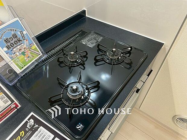 見た目に美しく使いやすさにも優れ、吹きこぼれ等のお掃除も簡単。3口コンロで忙しくても同時に調理ができるので便利ですね。