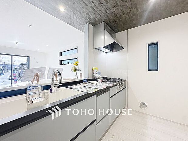 「機能的な収納が豊富なカウンターキッチン。」効率よくお料理ができるコンロ・収納を完備したシステムキッチン。確かな機能性を実感頂けます。