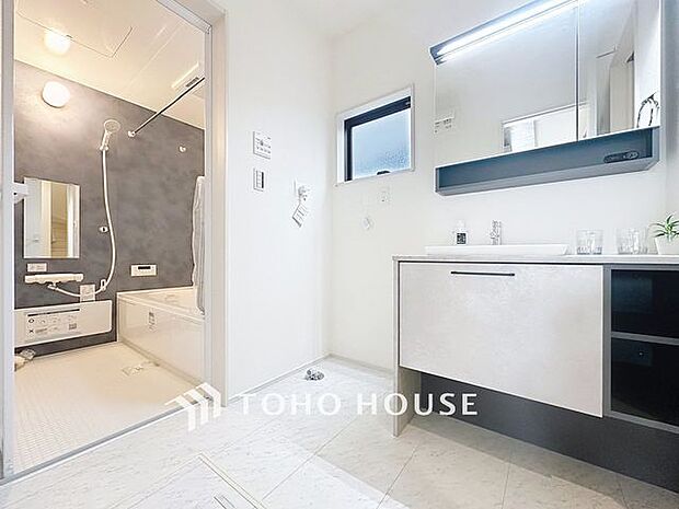 「明るく換気のしやすい洗面室」湿気の多くなりやすい洗面所も、窓があることで換気が可能なので気持ちよくお使い頂けます。