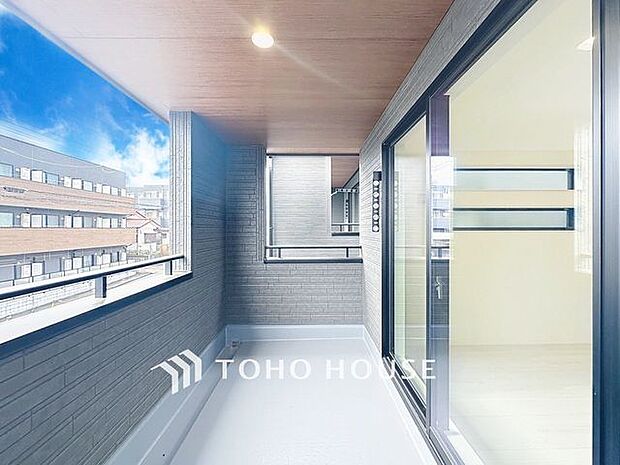 「バルコニー」都市型生活をより快適にコーディネートするかのように、周りの情景とマッチしたバルコニー。住まうご家族の心地よさを最優先したバルコニーでは様々な時間を楽しめます。