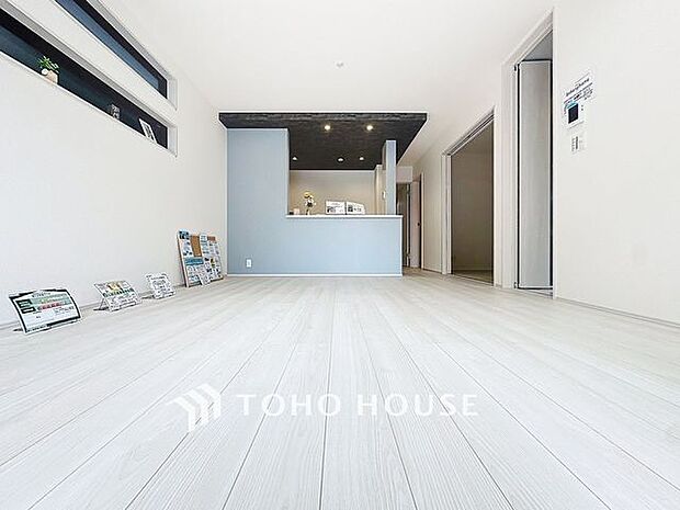 「憩いの場リビング」くつろぎを愉しむリビングルームは憩いの場となります。リビングとダイニングの空間機能を活かし、巧みに使い分ける発想が、ライフスタイルに新しいゆとりをもたらします。