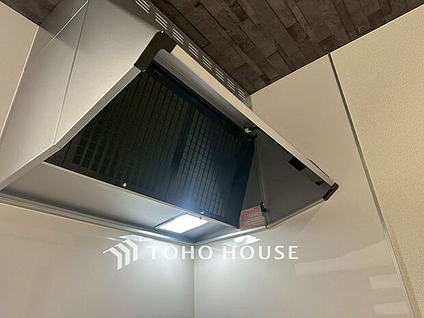 昨今主流のスリムタイプのレンジフード。そのスタイリッシュな見た目から、インテリアとしても高い人気がある型です。また、スリム型の大きなメリットとして、掃除のしやすさがあります。