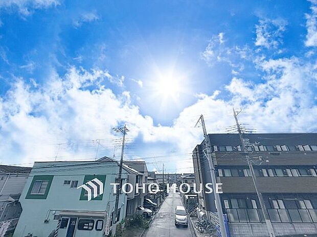 「穏やかな街並みの眺望」穏やかな街並みを一望しながら、爽やかな風と柔らかく降り注ぐ陽光を感じて頂けます。心地良い開放感が暮らしにゆとりと充足感をもたらします。