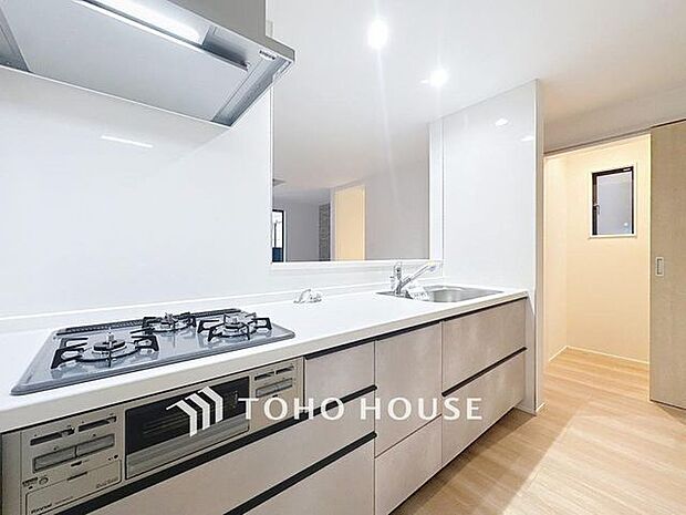 「美しく・使いやすい」優しい温もりを醸し出すカウンターキッチンは料理の為の配慮を散りばめられた仕様です。家事をしながらリビングの様子を見守れる安心感もあります。