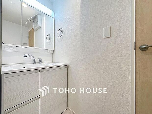 「洗面台」落ち着いた空間を演出するカラーと、ゆったり落ち着いてお使い頂ける広さが魅力のパウダールーム。居室からも独立しており、プライベート空間を保ちます。