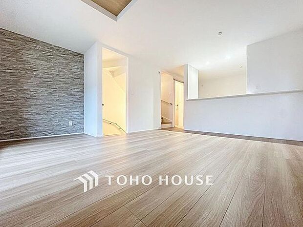 「開放感に満たされる。家族の和み空間」大切なご家族が集まるリビング。家族だんらんの時間が自然と増えそうなこだわりの空間です。