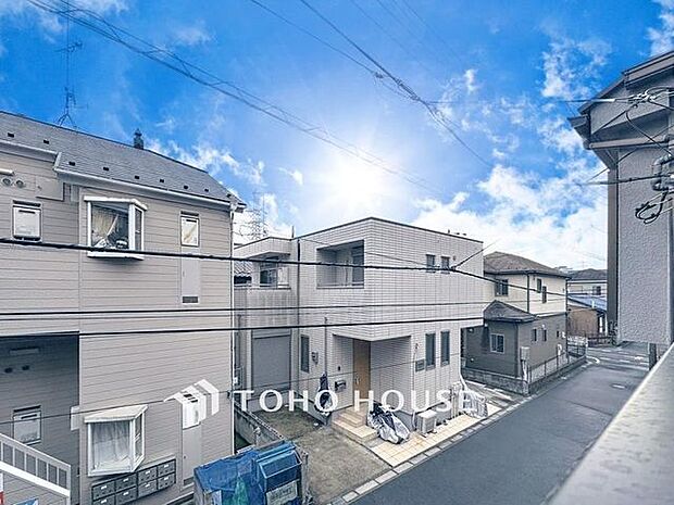 「穏やかな街並みの眺望」穏やかな街並みを一望しながら、爽やかな風と柔らかく降り注ぐ陽光を感じて頂けます。心地良い開放感が暮らしにゆとりと充足感をもたらします。