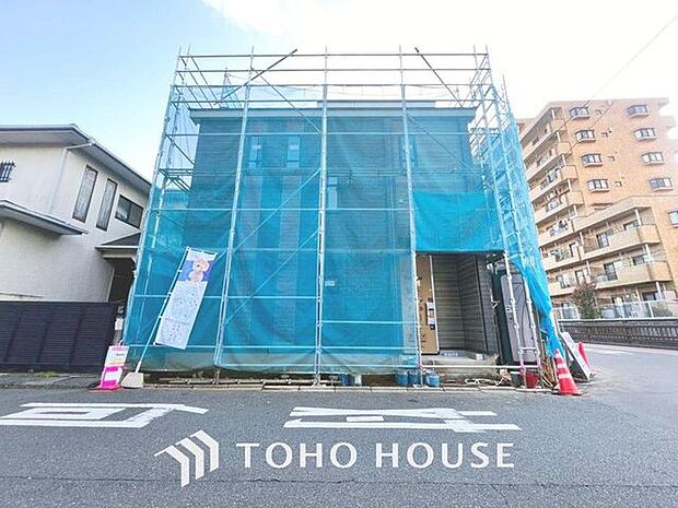 「2026年2月完成予定。」食洗機を搭載した対面キッチン、3面採光の約15帖のLDK。ファミリークロークとしてもお使い頂ける納戸を備えた邸宅です。