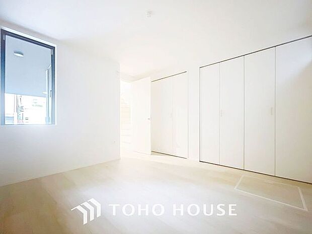 心と体をゆったりと安らげる主寝室。寝室のゆとりが大きい分だけ、暮らしの安らぎは深まります。一日の疲れを癒すだけでなく、ご夫婦の親密な語らいを紡ぎ出します。