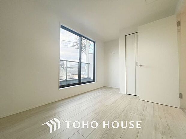 ホワイトの壁紙に柔らかな印象のメープルのフローリング。明るくナチュラルな心地の良い空間となっております。