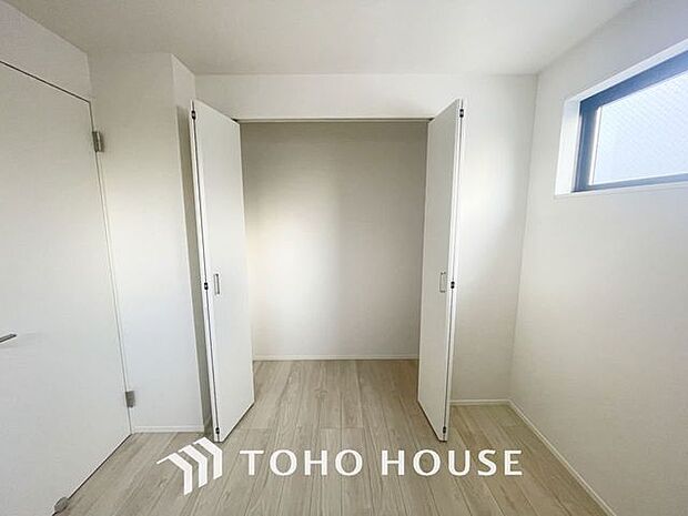 居室にはクローゼットを完備し、自由度の高い家具の配置が叶うシンプルな空間です。お子様の成長と必要になる子供部屋を与えるにはぴったりの間取りですね。